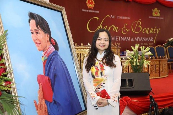 Đại sứ Luận Thùy Dương bên bức tranh cua rmột họa sỹ Myanmả vẽ chân dung bà Cố vấn Nhà nước Aung San Suu Kyi tại Triển lãm nghệ thuật "Việt Nam-Myanmar: Duyên dáng và xinh đẹp" tổ chức tại Yangon trong tháng 5/2017. Quan hệ hợp tác Việt Nam-Myanmar ngày càng toàn diện và sâu sắc ảnh 1