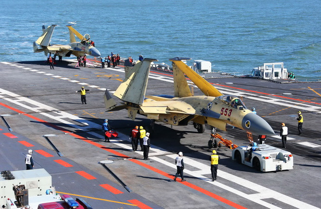 Máy bay J-15 hạ cánh trên tàu sân bay Liêu Ninh. (Nguồn: THX/TTXVN) Trung Quốc thừa nhận nhận tàu sân bay mua của Ukraine có nhiều lỗi ảnh 1