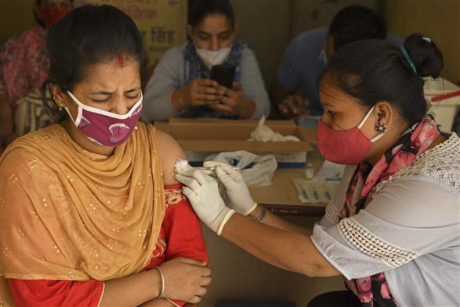 Tiêm chủng vaccine ngừa COVID-19 cho người dân ở Amritsar, Ấn Độ, ngày 18/6/2021. (Ảnh: AFP/TTXVN) Hàng nghìn người tại Ấn Độ là nạn nhân của tiêm chủng giả ảnh 1