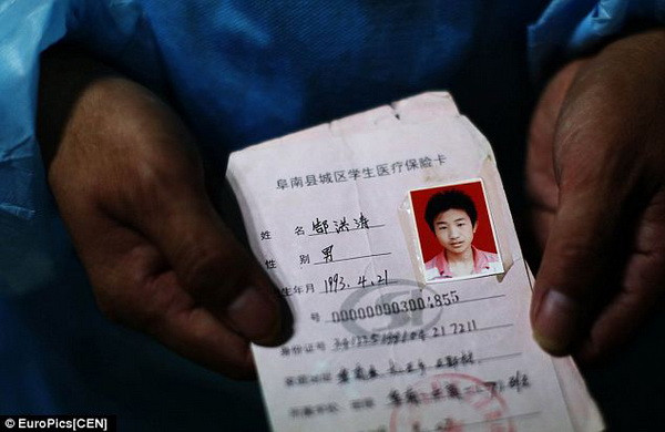 Hành động xả thân của Hongtao khiến mọi người cảm phục Em trai tự sát để gia đình có tiền cứu anh bệnh nặng ảnh 1