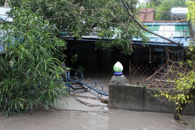 Bắc Giang: Mưa lớn kéo dài, nhà cửa và hoa màu chìm trong nước ảnh 1