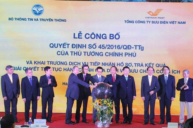 Khai trương dịch vụ tiếp nhận hồ sơ và trả kết quả giải quyết thủ tục hành chính qua dịch vụ bưu chính công ích. (Ảnh: T.H/Vietnam+) Chính thức trả kết quả giải quyết thủ tục hành chính qua bưu điện ảnh 1