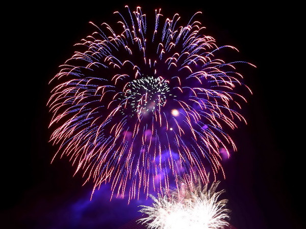 Bắn pháo hoa trong đêm khai mạc Lễ hội Hoa Ban ở Điện Biên ảnh 1