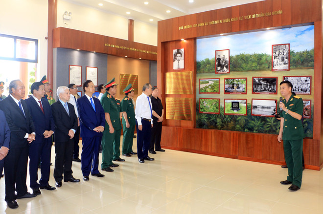 Đoàn đại biểu tham quan khu vực trưng bày tại Khu lưu niệm Giáo sư, Viện sỹ Trần Đại Nghĩa (xã Tường Lộc, huyện Tam Bình). (Ảnh: Phạm Minh Tuấn/TTXVN) Vĩnh Long: Kỷ niệm 110 năm Ngày sinh Giáo sư, Viện sỹ Trần Đại Nghĩa ảnh 3