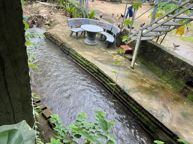 Phía sau lô đất đang cho cửa hàng Con Cưng thuê buôn bán, hành lang suối bị lấn chiếm, dòng suối bị thu hẹp. (Ảnh: Cao Nguyên/TTXVN) Kon Tum: Chưa quyết liệt xử lý sai phạm lô đất "vàng" ở huyện Đăk Hà ảnh 2