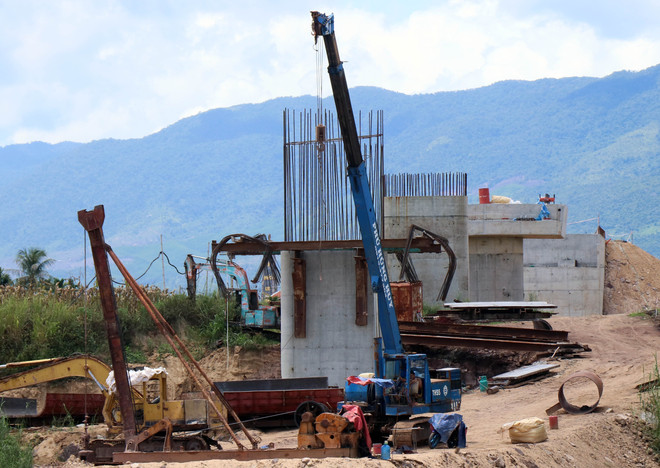 Cầu Sông Thu nằm trong dự án đường nối Quốc lộ 14H đến ĐT609C thuộc 2 huyện Duy Xuyên và Đại Lộc, tỉnh Quảng Nam. (Ảnh: Trần Tĩnh/TTXVN) Quảng Nam: Tháo gỡ điểm nghẽn, tăng tốc giải ngân vốn đầu tư công ảnh 2