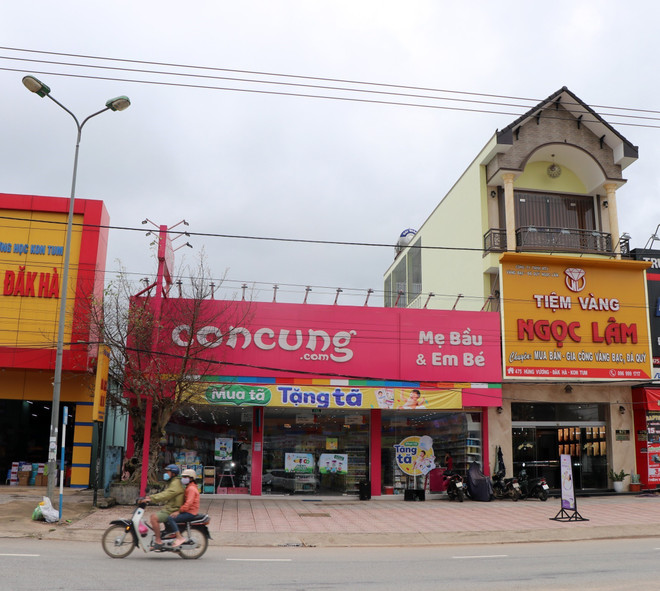 Khu vực hành lang suối tại tổ dân phố 4A, mặt tiền đường Hồ Chí Minh dài hơn 12 mét, vị trí đắc địa tại huyện Đăk Hà (Kon Tum), hiện cửa hàng Con Cưng thuê kinh doanh. (Ảnh: Cao Nguyên/TTXVN) Kon Tum: Chưa quyết liệt xử lý sai phạm lô đất "vàng" ở huyện Đăk Hà ảnh 1
