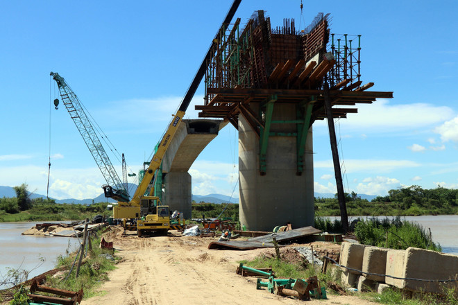 Cầu An Bình nằm trên địa bàn huyện Đại Lộc, tỉnh Quảng Nam, chuẩn bị hợp long. (Ảnh: Trần Tĩnh/TTXVN) Quảng Nam: Tháo gỡ điểm nghẽn, tăng tốc giải ngân vốn đầu tư công ảnh 1
