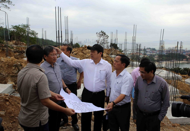 Chủ tịch UBND thành phố Đà Nẵng Huỳnh Đức Thơ kiểm tra công trình xây dựng sai phạm tại dự án Khu du lịch Sinh thái Biển Tiên Sa ở bán đảo Sơn Trà. (Ảnh: Trần Lê Lâm/TTXVN) "Nóng nghị trường" với vấn đề quy hoạch bán đảo Sơn Trà ảnh 1