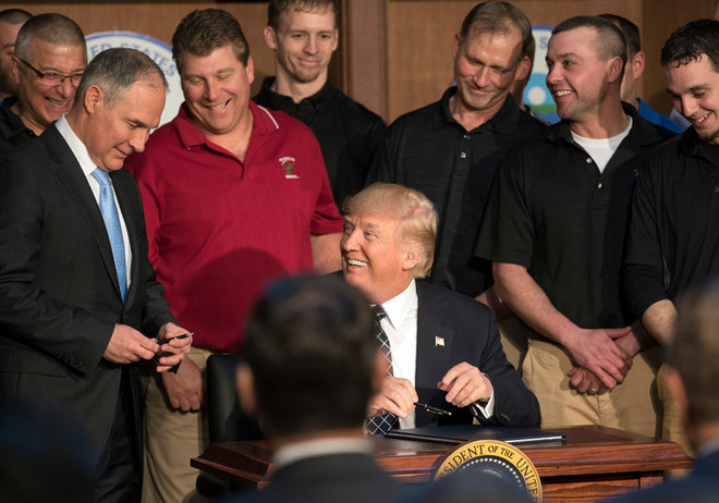 Tổng thống Mỹ Donald Trump ký sắc lệnh bãi bỏ các quy định về biến đổi khí hậu. (Nguồn: New York Times) Tổng thống Trump ký bãi bỏ chính sách về biến đổi khí hậu thời Obama ảnh 1