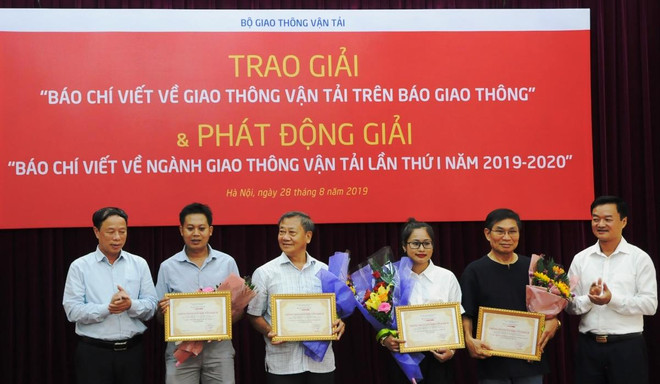 Những tác giải đạt Giải thưởng báo chí viết về nghành giao thông vận tải trên Báo Giao thông. (Ảnh: Việt Hùng/Vietnam+) Phát động Giải báo chí viết về ngành giao thông vận tải lần thứ nhất ảnh 1