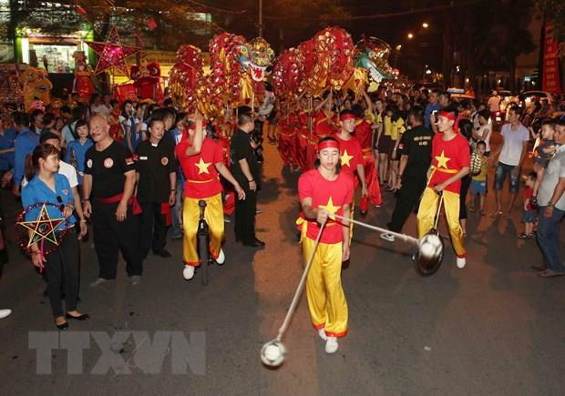 Rước đèn Trung Thu trên phố Hà Nội. (Ảnh: Thanh Tùng/TTXVN) Hà Nội cấm hàng loạt tuyến đường để tổ chức lễ hội Trung thu phố cổ ảnh 1