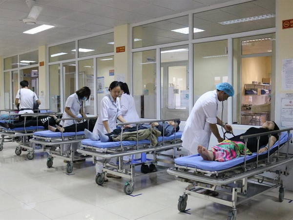 Các bệnh nhân đang được điều trị tích cực tại bệnh viện Việt Nam-Thụy Điển. (Ảnh: Trung Nguyên/TTXVN) Quảng Ninh: 12 du khách Trung Quốc phải cấp cứu vì ngộ độc ảnh 1