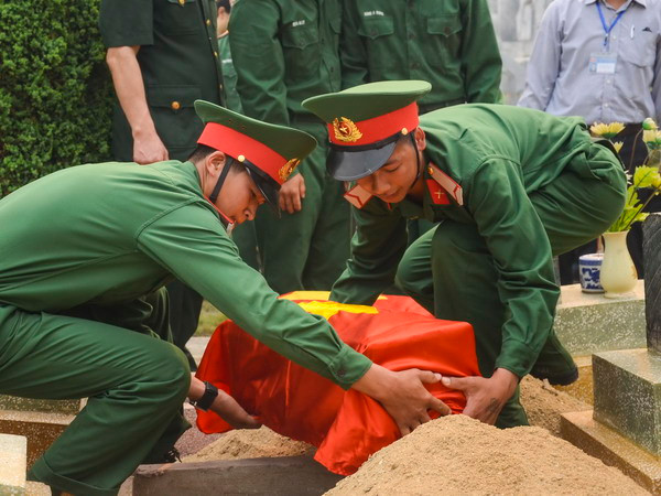 Hà Tĩnh truy điệu và an táng hài cốt 19 liệt sỹ hy sinh ở Lào ảnh 1