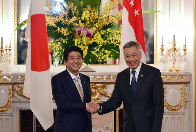 Lãnh đạo Nhật Bản, Singapore nhất trí về TPP và Biển Đông ảnh 1