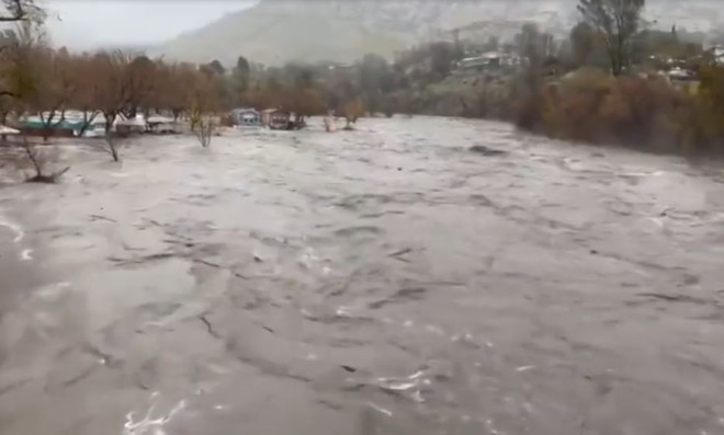 Tổng thống Mỹ ban bố tình trạng khẩn cấp ở bang California do bão lũ ảnh 1