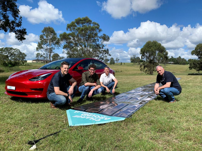 Australia thử nghiệm pin Mặt Trời in cho xe điện của Tesla ảnh 1
