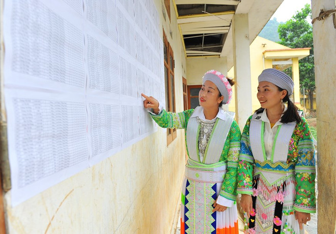 Đồng bào dân tộc Mông xem danh sách cử tri tham gia bầu cử đại biểu Quốc hội khóa XV và bầu cử đại biểu hội đồng nhân dân các cấp nhiệm kỳ 2021-2026 được niêm yết tại Nhà văn hóa khu Lân Thùng, xã Phương Giao, huyện Võ Nhai, tỉnh Thái Nguyên.(Ảnh: Minh Đức/TTXVN) Bầu cử QH: Lựa chọn những ứng cử viên ưu tú để cử tri bầu chọn ảnh 2