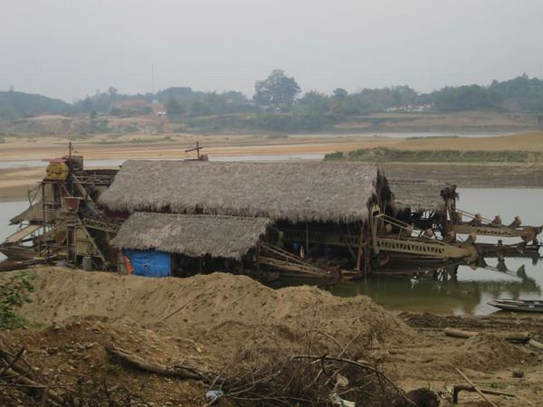 Những chiếc tàu cuốc mà các đối tượng dùng để khai thác vàng trái phép. (Ảnh: Quang Đán/Vietnam+) Xử phạt vụ khai thác vàng trái phép lớn nhất trên sông Lô ảnh 1