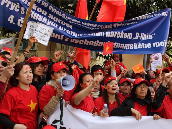 Kiều bào Séc biểu tình trước Đại sứ quán Trung Quốc. (Ảnh: Quang Vinh/Vietnam+) Hơn 2.000 kiều bào Séc biểu tình phản đối Trung Quốc ảnh 4