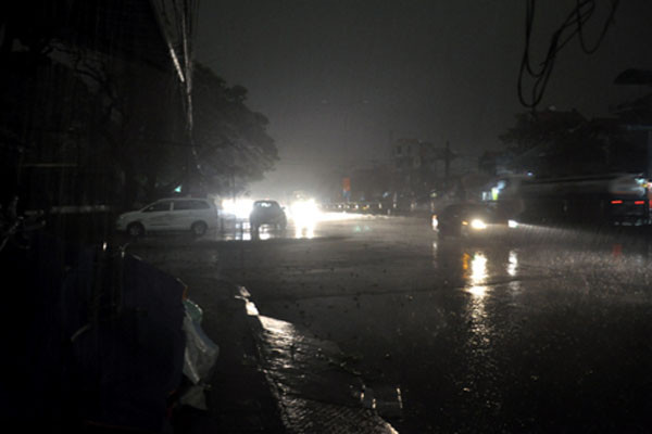 Lý giải hiện tượng tối đen giữa ban ngày ở Hạ Long ảnh 1