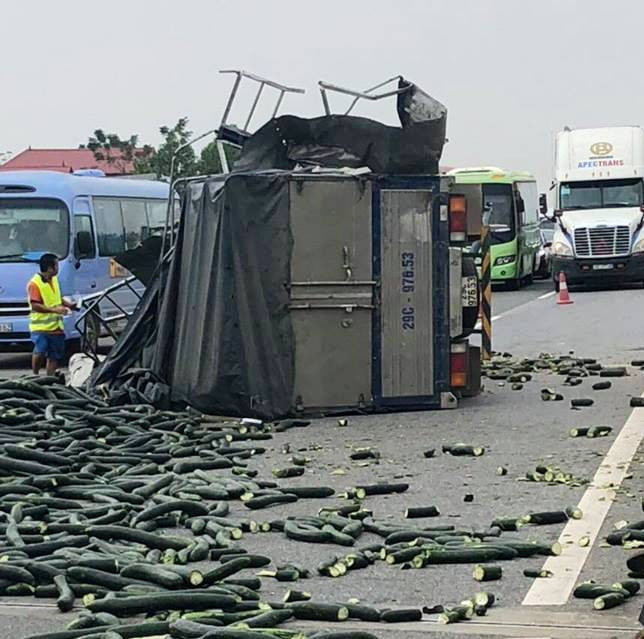 Xe tải chắn ngang đường, cao tốc Nội Bài-Lào Cai ùn tắc gần 4 tiếng ảnh 1