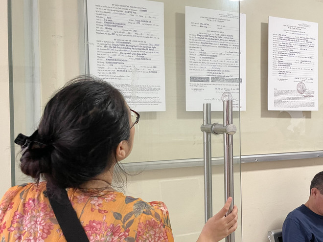 Người dân dần quen với việc sang tên, đăng ký xe theo quy định mới ảnh 1