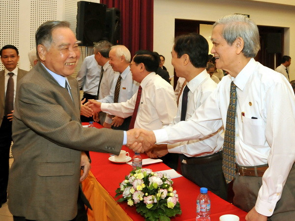 Thủ tướng Phan Văn Khải với các chuyên gia và phóng viên báo chí ảnh 1