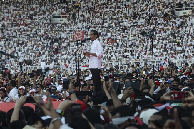 Tổng thống Indonesia Joko Widodo tại cuộc vận động tranh cử ở Jakarta, Indonesia ngày 13/4. (Ảnh: AFP/TTXVN) Bầu cử Indonesia: An ninh và công tác chuẩn bị đã sẵn sàng ảnh 1