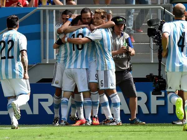 Các cầu thủ Argentina ăn mừng chiến thắng. (Nguồn: AFP/TTXVN) Lần đầu tiên kể từ World Cup 1990, Argentina qua vòng tứ kết ảnh 1