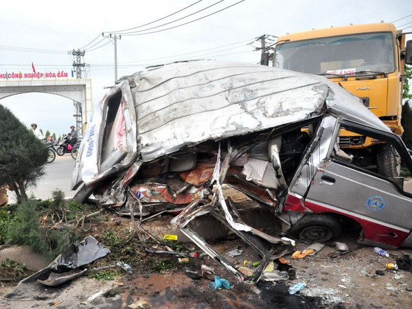 Xe khách đối đầu xe tải làm hàng chục người bị thương nặng ảnh 1