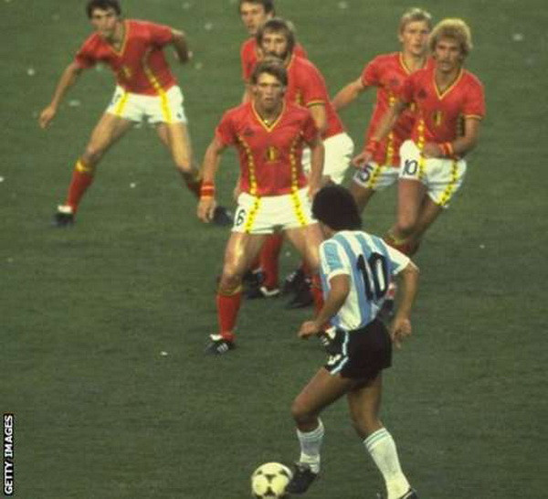 Messi tái hiện trận đấu tung hoành của Maradona trước "Quỷ Đỏ" ảnh 5