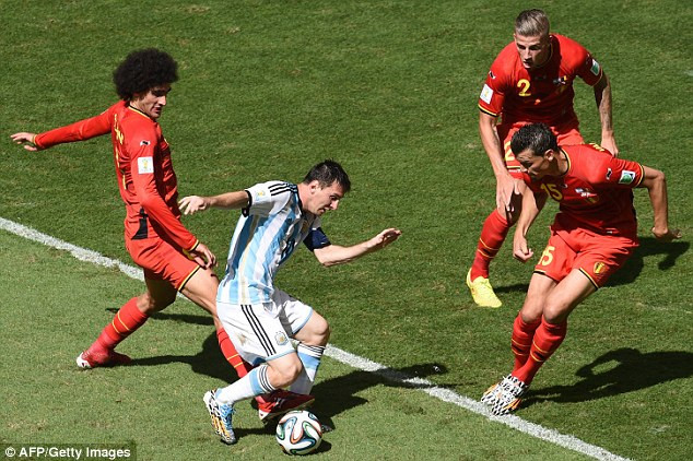 Messi tái hiện trận đấu tung hoành của Maradona trước "Quỷ Đỏ" ảnh 1