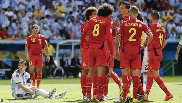 Messi tái hiện trận đấu tung hoành của Maradona trước "Quỷ Đỏ" ảnh 4