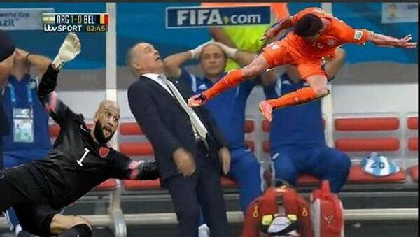 Pha ngả người hài hước “có một không hai” của HLV Argentina ảnh 6