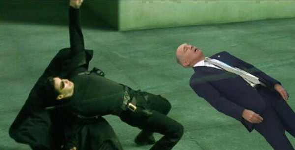 Pha ngả người hài hước “có một không hai” của HLV Argentina ảnh 3