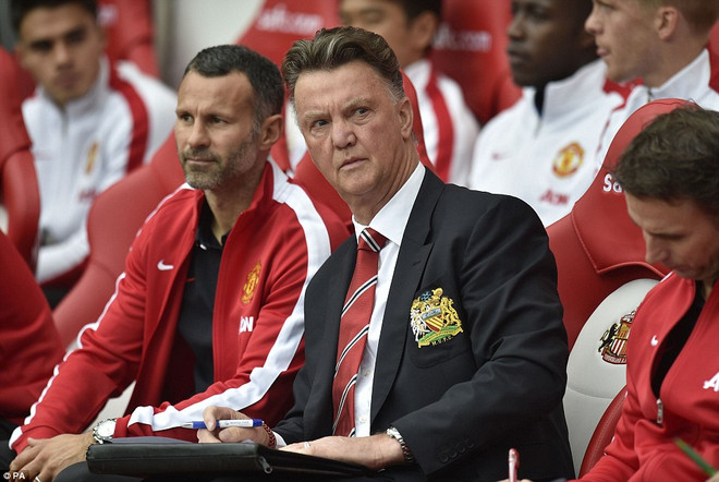 Sir Alex Ferguson "nóng mặt," Ashley Young ăn vạ thô thiển ảnh 3