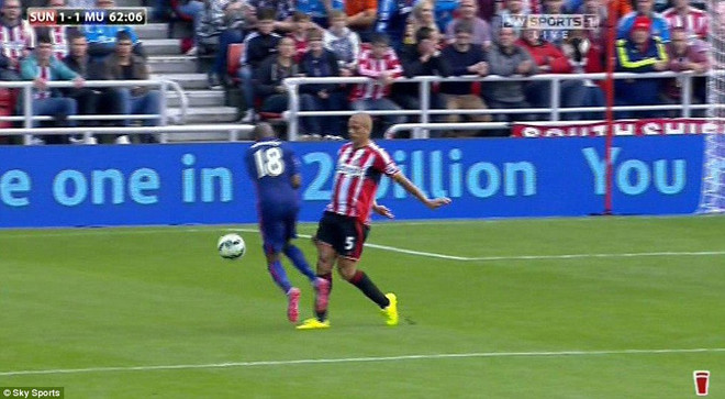 Sir Alex Ferguson "nóng mặt," Ashley Young ăn vạ thô thiển ảnh 4