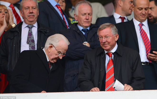 Sir Alex Ferguson "nóng mặt," Ashley Young ăn vạ thô thiển ảnh 2