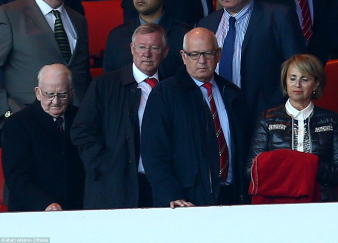 Sir Alex Ferguson "nóng mặt," Ashley Young ăn vạ thô thiển ảnh 1