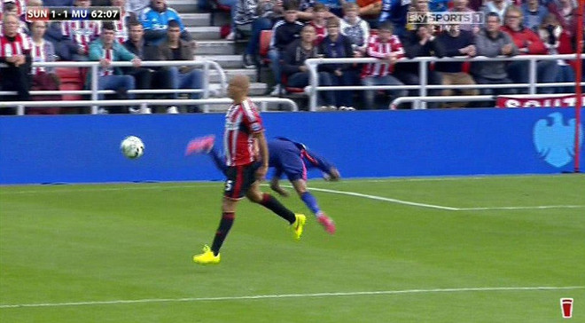 Sir Alex Ferguson "nóng mặt," Ashley Young ăn vạ thô thiển ảnh 5