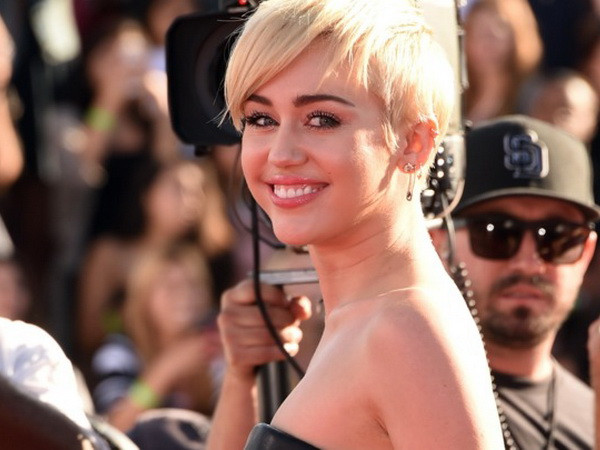 Miley Cyrus giành giải video của năm tại MTV Video Music Awards ảnh 1