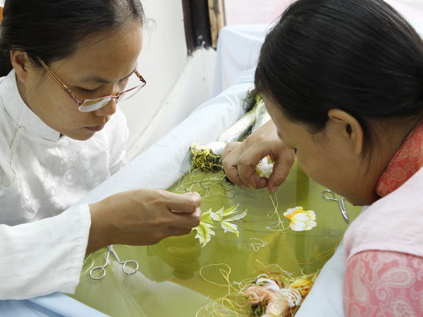 Tranh thêu tay sẽ trở thành sản phẩm du lịch mới của Quảng Ninh ảnh 1