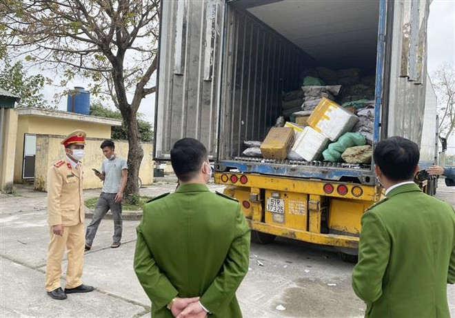 Xe đầu kéo chở 10 tấn thực phẩm bẩn. (Ảnh: Trịnh Duy Hưng/TTXVN) Thanh Hóa: Phát hiện xe đầu kéo vận chuyển gần 10 tấn thực phẩm bẩn ảnh 1