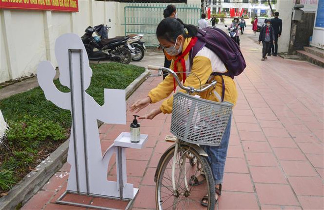 Nhiều địa phương xem xét cho học sinh quay lại trường học tập trung ảnh 1