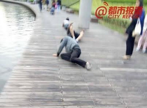 Nhân viên kinh doanh ở Trung Quốc bị sếp phạt bò quanh hồ nước ảnh 1