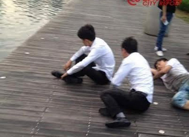 Nhân viên kinh doanh ở Trung Quốc bị sếp phạt bò quanh hồ nước ảnh 2