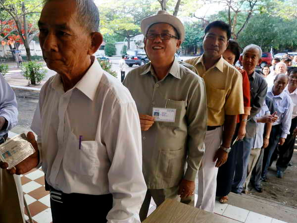 Các cử tri bỏ phiếu tại một địa điểm bầu cử ở Phnom Penh ngày 18/5. (Nguồn: THX/TTXVN) Đảng CPP dẫn đầu cuộc bầu cử hội đồng địa phương Campuchia ảnh 1