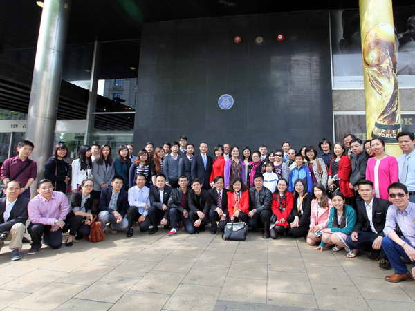 Sinh viên Việt Nam tại Anh chụp ảnh lưu niệm trước tòa nhà New Zealand House có tấm biển ghi tên Bác Hồ. (Ảnh: Huy Hiệp-Đỗ Sinh/Vietnam+) Dâng hoa kỷ niệm ngày sinh nhật Bác Hồ tại Vương quốc Anh ảnh 1