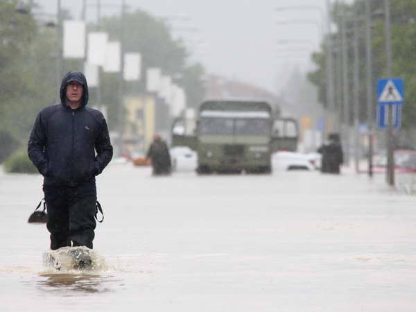 Cảnh ngập lụt tại Banja Luka thuộc Bosnia- Herzegovina ngày 16/5. (Ảnh: THX/TTXVN) Ít nhất 30 người chết trong trận lụt lịch sử tại Bosnia và Serbia ảnh 1